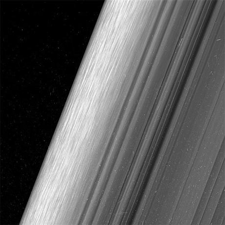 Gli anelli di Saturno come nessuno li ha mai visti Gli anelli di Saturno come nessuno li ha mai visti