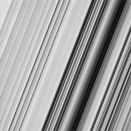 Gli anelli di Saturno come nessuno li ha mai visti Gli anelli di Saturno come nessuno li ha mai visti