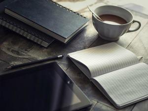 Cos’è un blog, a cosa serve e come usarlo Un blog equivale ad un diario personale dove scrivere i propri pensieri e le proprie idee con lo scopo di diffonderle e condividerle con gli altri.