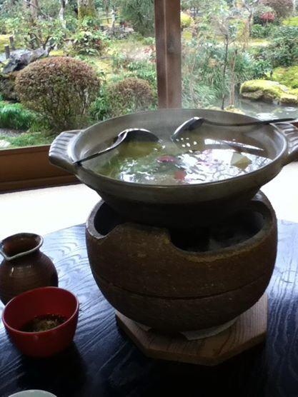 Le stagioni del Giappone yudofu servito al tempio Ryoanji di Kyoto, da assaporare davanti a un bellissimo giardino (