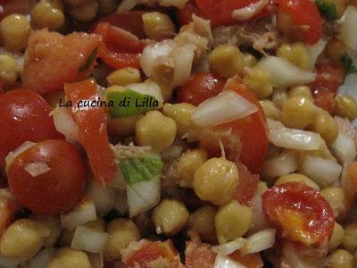 Insalate: Insalata di ceci, tonno e cipolla Insalate: Insalata di ceci, tonno e cipolla