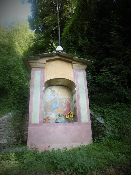Il pilone della posa dei morti a Frassino (CN) Il pilone della posa dei morti a Frassino (CN)