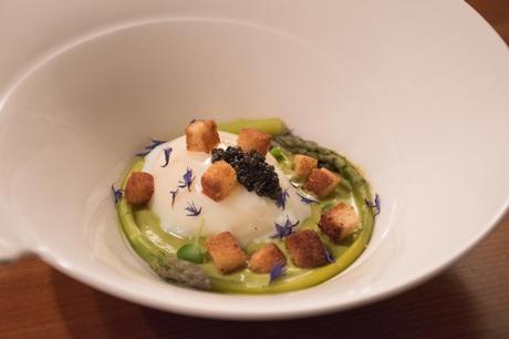 Uovo cotto a 62,8° con salsa di asparagina e caviale Uovo cotto a 62,8° con salsa di asparagina e caviale