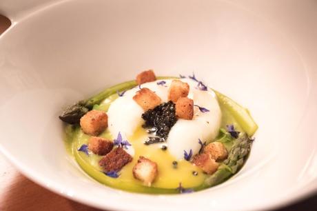 Uovo cotto a 62,8° con salsa di asparagina e caviale Uovo cotto a 62,8° con salsa di asparagina e caviale