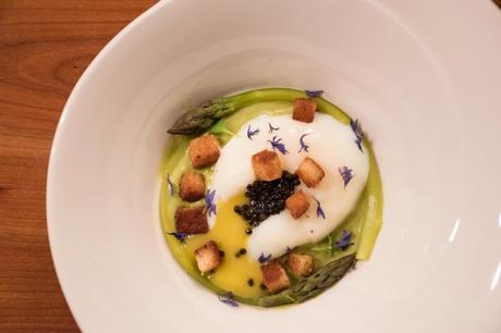 Uovo cotto a 62,8° con salsa di asparagina e caviale Uovo cotto a 62,8° con salsa di asparagina e caviale