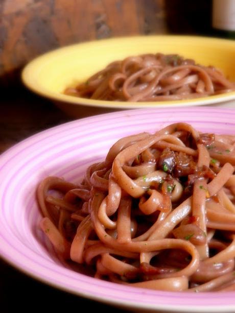Linguine con salsa al vino rosso, guanciale e pecorino Linguine con salsa al vino rosso, guanciale e pecorino