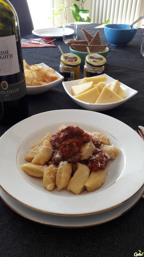 Gnocchi di polenta con ragù cotto lentamente Gnocchi di polenta con ragù cotto lentamente