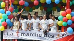 Manifestanti al Gay Pride di Parigi
