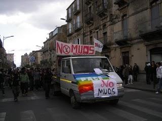 I giovani siciliani si mobilitano contro il MUOS - Medico denuncia i rischi per la salute (tumori) connessi all'installazione del sistema antennistico della NATO