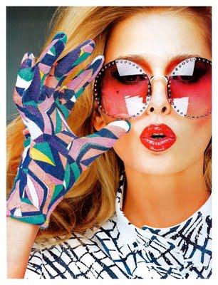 Sunglasses and color su Elle Italia Aprile 2011