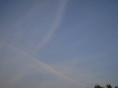 Come vedere le scie chimiche, come osservare attentamente il cielo, per non lasciarsi ingannare e riconoscere che di scie di condensa non se ne vedono quasi mai Come vedere le scie chimiche, come osservare attentamente il cielo, per non lasciarsi ingannare e riconoscere che di scie di condensa non se ne vedono quasi mai