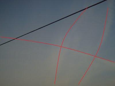 Come vedere le scie chimiche, come osservare attentamente il cielo, per non lasciarsi ingannare e riconoscere che di scie di condensa non se ne vedono quasi mai Come vedere le scie chimiche, come osservare attentamente il cielo, per non lasciarsi ingannare e riconoscere che di scie di condensa non se ne vedono quasi mai