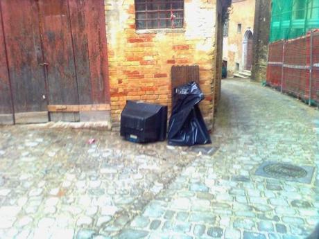 Rifiuti ingombranti per strada. CVD Rifiuti ingombranti per strada. CVD