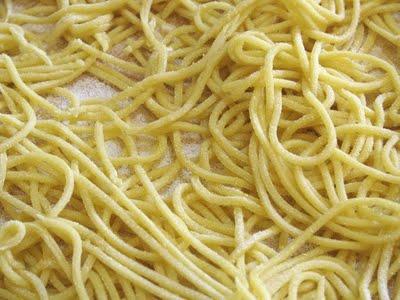 UN GAMBERO, LA SUA SCIARPA E LA PUPATTOLA BALLA - UNA SORPRESA CHE NON TI ASPETTI - TAGLIOLINI LIMONINI CON RAGU' DI PESCE ALL'AGRO E CREMA DI SCAMPI