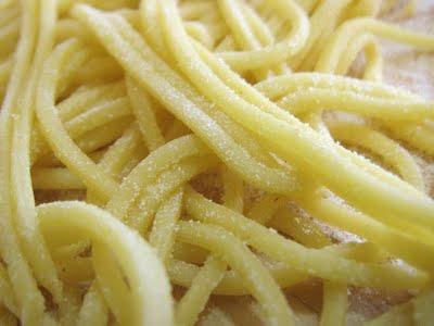 UN GAMBERO, LA SUA SCIARPA E LA PUPATTOLA BALLA - UNA SORPRESA CHE NON TI ASPETTI - TAGLIOLINI LIMONINI CON RAGU' DI PESCE ALL'AGRO E CREMA DI SCAMPI