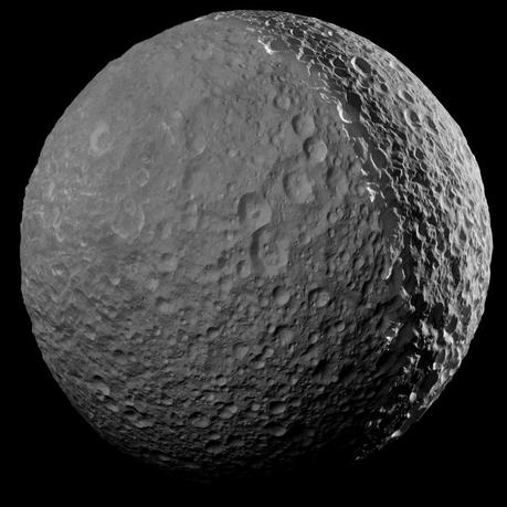 Il saluto di Cassini a Mimas Il saluto di Cassini a Mimas