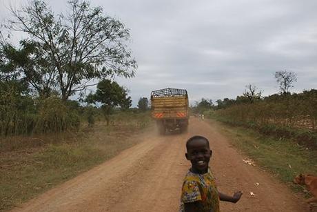 Beppe Gaido ci racconta Chaaria Mission Hospital (Kenya) /L'infermiera sparita L'immagine può contenere: 1 persona, con sorriso, albero, cielo e spazio all'aperto