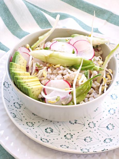 Insalata primaverile di sorgo con verdure croccanti Insalata primaverile di sorgo con verdure croccanti