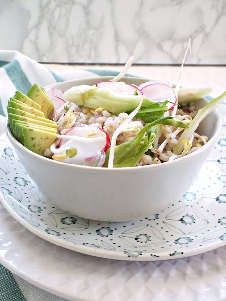 Insalata primaverile di sorgo con verdure croccanti Insalata primaverile di sorgo con verdure croccanti