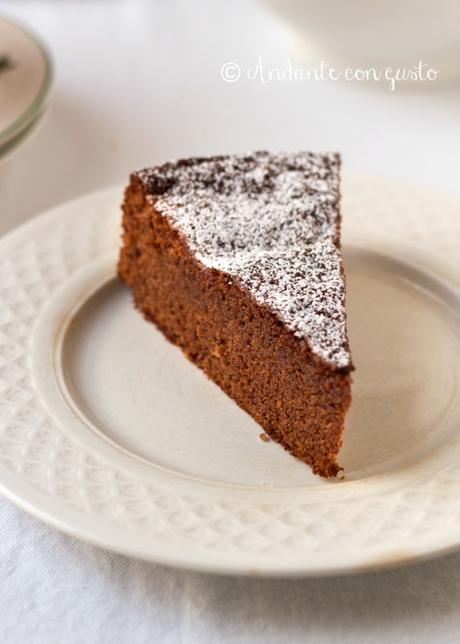 Torta al cioccolato recuperata: come rimediare agli errori coprendoli con altri. Torta al cioccolato recuperata: come rimediare agli errori coprendoli con altri.