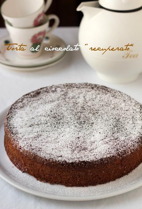 Torta al cioccolato recuperata: come rimediare agli errori coprendoli con altri. Torta al cioccolato recuperata: come rimediare agli errori coprendoli con altri.