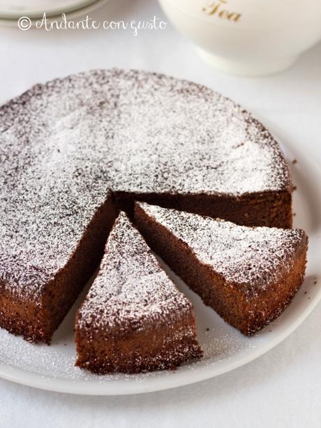 Torta al cioccolato recuperata: come rimediare agli errori coprendoli con altri. Torta al cioccolato recuperata: come rimediare agli errori coprendoli con altri.