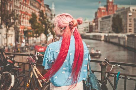 BECAUSE WOMEN DYE THEIR HAIR AS IF THEY WERE WISHES capelli colorati