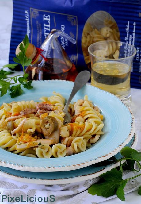 Eliche con Rana Pescatrice, Calamaretti, Ciliegini Gialli e Olive di Cerignola Eliche con Rana Pescatrice, Calamaretti, Ciliegini Gialli e Olive di Cerignola