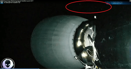 Telecamera del Razzo SpaceX cattura TRE UFO in formazione? Telecamera del Razzo SpaceX cattura TRE UFO in formazione?