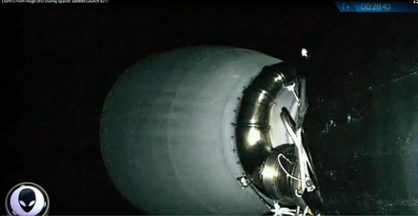 Telecamera del Razzo SpaceX cattura TRE UFO in formazione? Telecamera del Razzo SpaceX cattura TRE UFO in formazione?