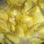 Ravioli con i rosolacci e formaggio di fossa Ravioli con i rosolacci e formaggio di fossa