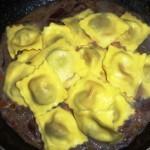 Ravioli con i rosolacci e formaggio di fossa Ravioli con i rosolacci e formaggio di fossa