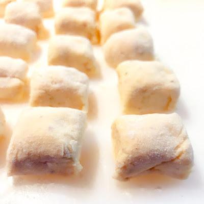 Gnocchi di robiola al tartufo con guanciale e asparagi grigliati per il Calendario del Cibo Italiano Gnocchi di robiola al tartufo con guanciale e asparagi grigliati per il Calendario del Cibo Italiano