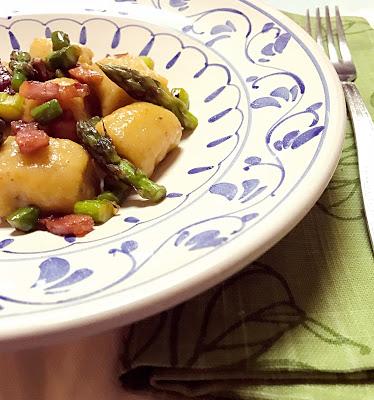 Gnocchi di robiola al tartufo con guanciale e asparagi grigliati per il Calendario del Cibo Italiano Gnocchi di robiola al tartufo con guanciale e asparagi grigliati per il Calendario del Cibo Italiano