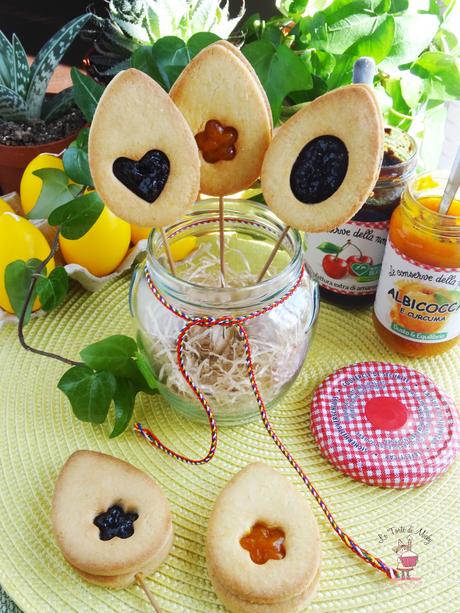 Biscotti Pasquali su stecco alle mandorle con cuore di confettura Biscotti Pasquali su stecco alle mandorle con cuore di confettura