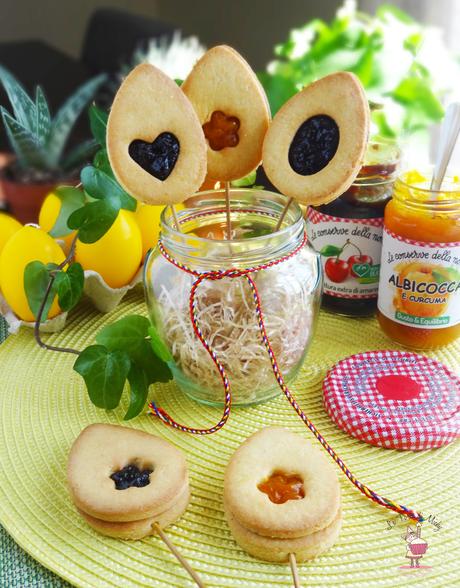 Biscotti Pasquali su stecco alle mandorle con cuore di confettura Biscotti Pasquali su stecco alle mandorle con cuore di confettura