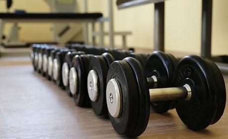 In palestra a stomaco vuoto? Si lavora meglio e si brucia di più. Benefici anche a lungo termine In palestra a stomaco vuoto? Si lavora meglio e si brucia di più. Benefici anche a lungo termine