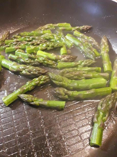 Fagottini di ricotta di Asiago su crema di asparagi verdi Fagottini di ricotta di Asiago su crema di asparagi verdi