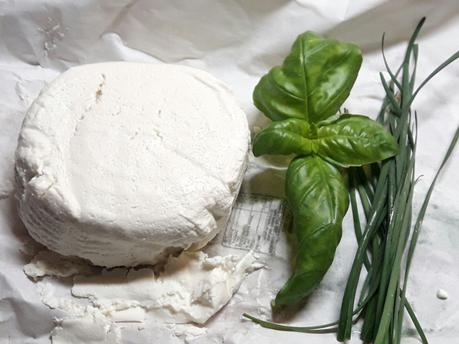 Fagottini di ricotta di Asiago su crema di asparagi verdi Fagottini di ricotta di Asiago su crema di asparagi verdi