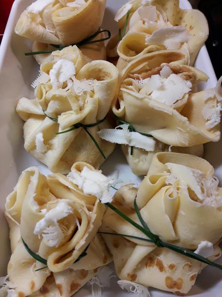 Fagottini di ricotta di Asiago su crema di asparagi verdi Fagottini di ricotta di Asiago su crema di asparagi verdi