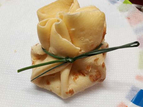 Fagottini di ricotta di Asiago su crema di asparagi verdi Fagottini di ricotta di Asiago su crema di asparagi verdi