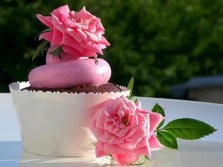 Ricette con i fiori eduli Chocolate_cupcakes_with_rose_water_meringue_buttercream fiori