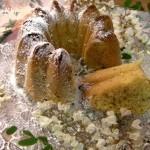 Torta margherita con fiori di acacia Torta margherita con fiori di acacia