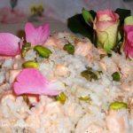 Riso con salmone e petali di rosa Riso con salmone e petali di rosa