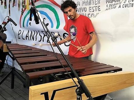 Fine settimana a Lisbona (21-23 aprile) L'immagine può contenere: 1 persona, sta suonando uno strumento musicale