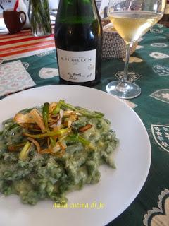 Spaetzle verdi con fonduta di zola e porri fritti Spaetzle verdi con fonduta di zola e porri fritti