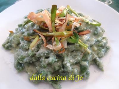 Spaetzle verdi con fonduta di zola e porri fritti Spaetzle verdi con fonduta di zola e porri fritti