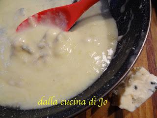 Spaetzle verdi con fonduta di zola e porri fritti Spaetzle verdi con fonduta di zola e porri fritti