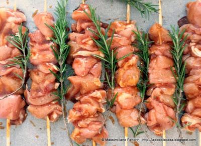Una facile ricetta al forno: spiedini di cosce pollo con salsa barbecue bbq, lime e rosmarino Una facile ricetta al forno: spiedini di cosce pollo con salsa barbecue bbq, lime e rosmarino