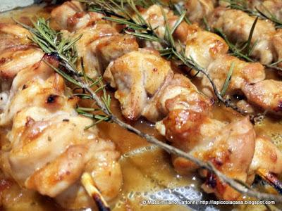 Una facile ricetta al forno: spiedini di cosce pollo con salsa barbecue bbq, lime e rosmarino Una facile ricetta al forno: spiedini di cosce pollo con salsa barbecue bbq, lime e rosmarino
